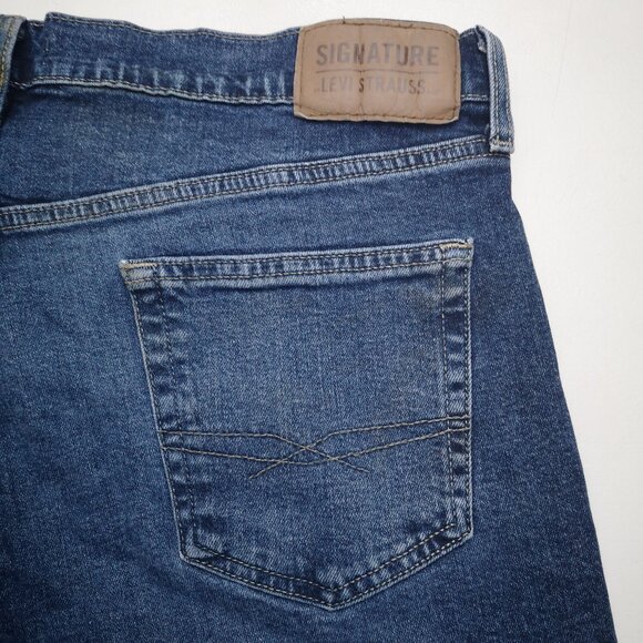 Signature Levi Strauss Relaxed Men's Size 36/30 Medium Wash Blue Jeans - Picture 10 of 13